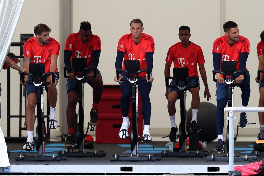 firo : 06.08.2019, Fuvüball, 1.Bundesliga, Saison 2019/20, Training FC Bayern, Manuel Neuer, FC Bayern Mvºnchen, FC Bayern, FCB, Mvºnchen, Muenchen, ganze Figur, trainiert auf Fahrrad