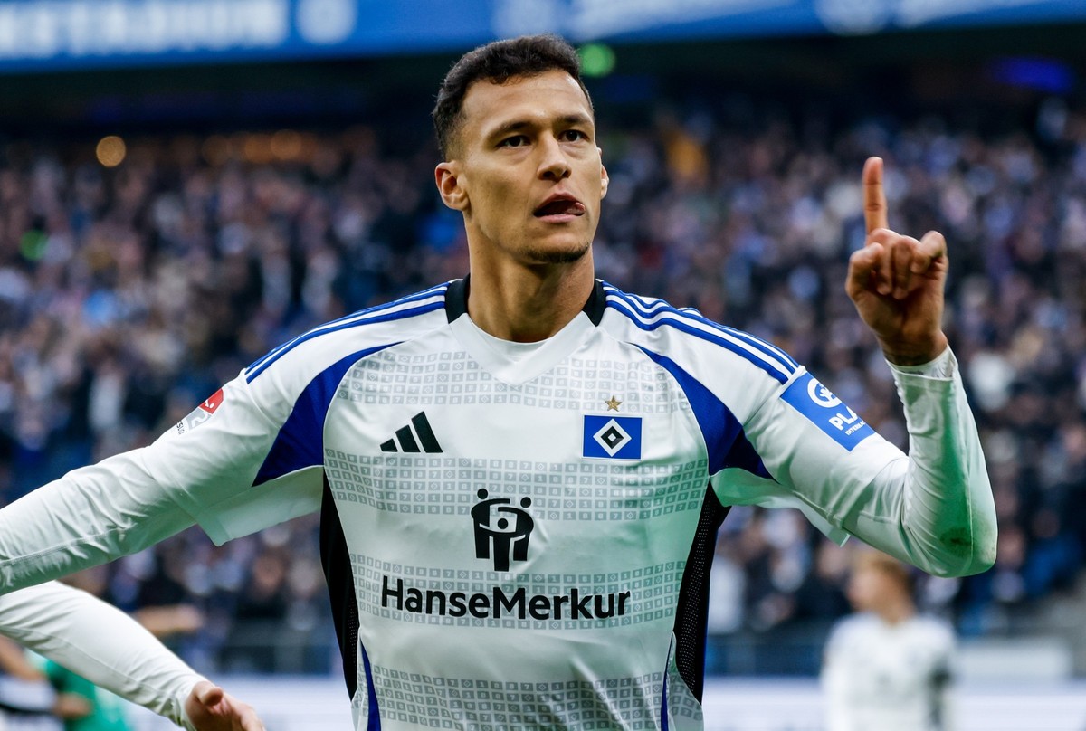 21.12.2024, Hamburg: Fußball: 2. Bundesliga, Hamburger SV - SpVgg Greuther Fürth, 17. Spieltag, Volksparkstadion. Hamburgs Davie Selke feiert seinen Treffer zum 4:0. Foto: Axel Heimken/dpa - WICHTIGER ...