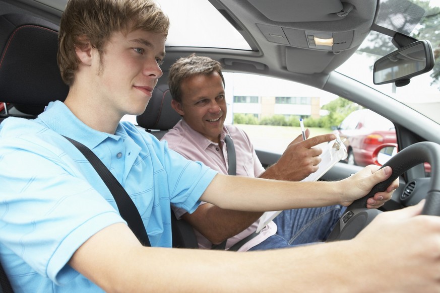 Die Führerscheinprüfung ist ein großer Meilenstein für Jugendliche.
