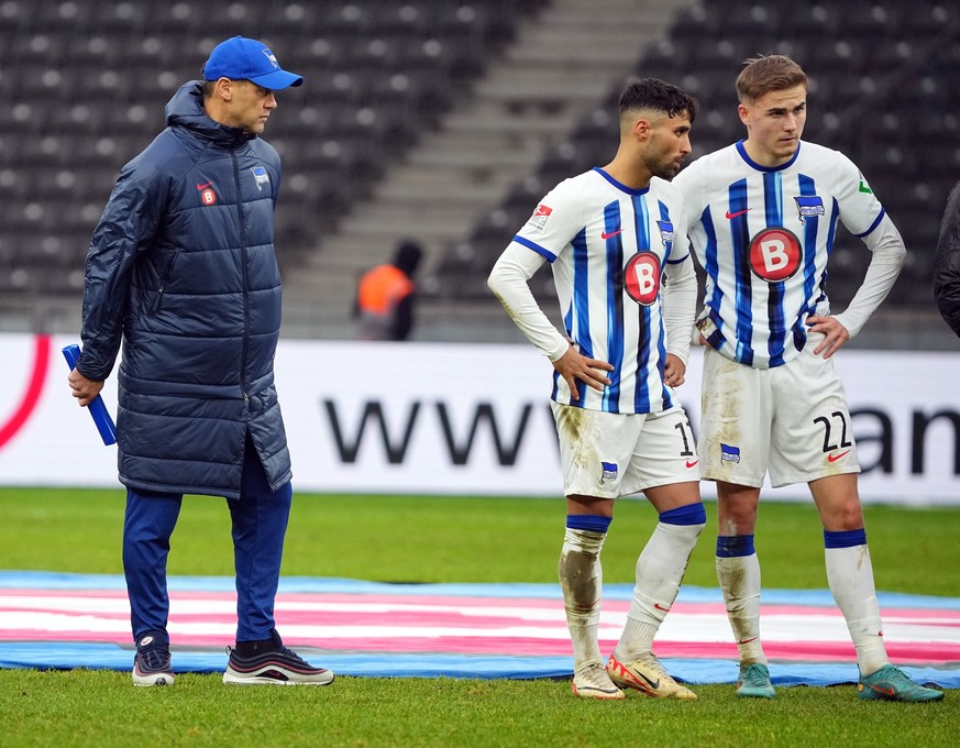 16.12.2023, Berlin: Fußball: 2. Bundesliga, Hertha BSC - VfL Osnabrück, 17. Spieltag, Olympiastadion. Herthas Spieler Nader El-Jindaoui (M) und Marten Winkler (r) reagieren nach dem Schlusspfiff. Link ...