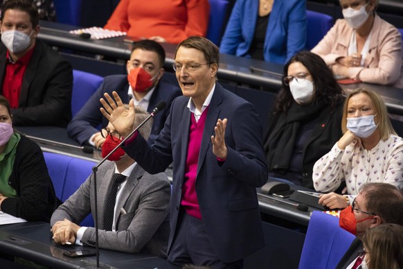 Gesundheitsexperte der SPD Karl Lauterbach C, SPD bei der 3. Plenarsitzung im Bundestag in Berlin am 18. November 2021. 3. Plenarsitzung im Bundestag *** Health expert of the SPD Karl Lauterbach C, SP ...