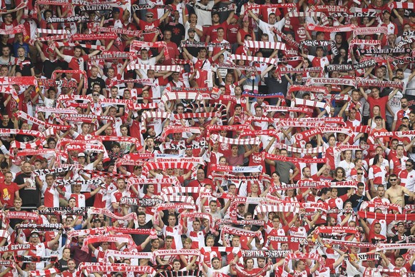 Die Fans von Slavia hielten mit den BVB-Anhängern für den verstorbenen Sänger Karel Gott inne.