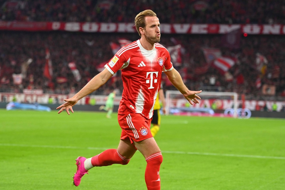 Torjubel Harry KANE Bayern Muenchen nach Tor zum 1-0, Jubel,Freude,Begeisterung,Aktion,Einzelbild, angeschnittenes Einzelmotiv,Halbfigur,halbe Figur. Fussball 1. Bundesliga Saison 2025/2026, 7.Spielta ...