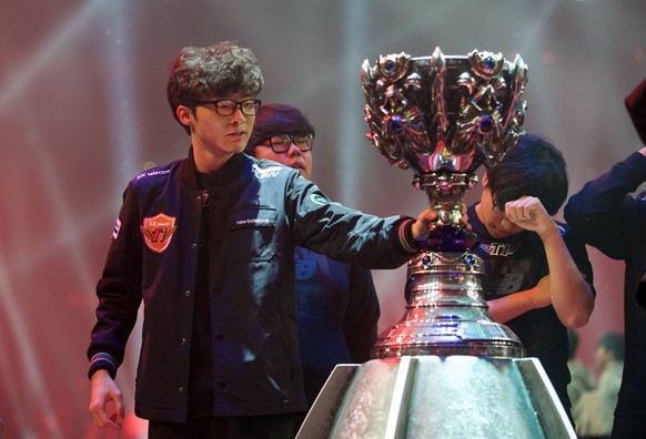 ESports Berlin 31.10.2015 Mercedes-Benz-Arena LoL League of Legends by Riot Games Finals 2015 SKTelecom T1 SKT (KOR) - Koo Tigers (KOR) Team SKTelecom T1 SKT gewinnt das Spiel mit 3:1 und damit auch d ...