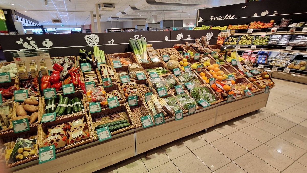 Selters Themenfoto: Konsum, Versorgung, Nahrungsmittel, Supermarkt, Einkauf, Lebensmittel, 02.05.2023 Bio-Obst und Bio-Gemusetheke in einem Supermarkt, Themenfoto: Konsum, Versorgung, Nahrungsmittel,  ...