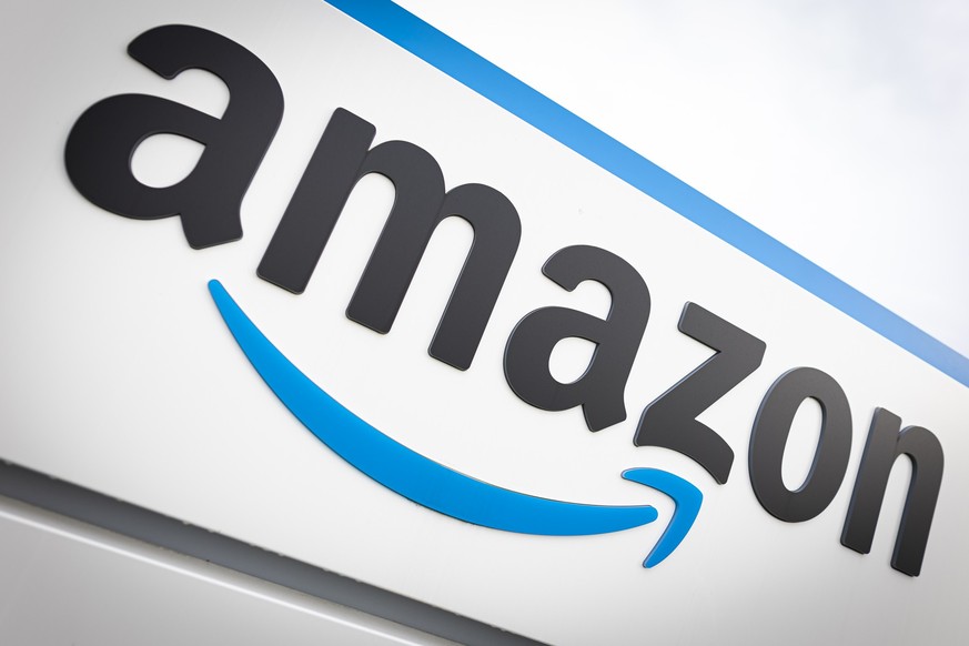 ARCHIV - 04.11.2022, Niedersachsen, Helmstedt: Das Logo von Amazon ist am Logistikzentrum des Onlineversandh
