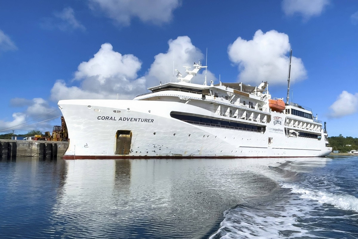 Kleines Kreuzfahrtschiff Coral Adventurer liegt im Hafen von Colonia Hauptstadt von Insel Yap an Kai vertäut, Pazifik, Insel Yap, Yap State, Karolineninseln, FSM, Föderierte Staaten von Mikronesien, A ...
