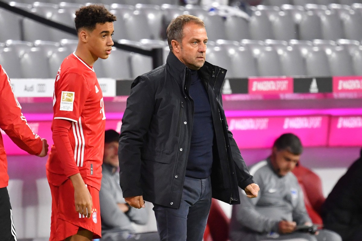 Hans Dieter Flick Hansi ,Trainer Bayern Muenchen mit Jamal MUSIALA Bayern Muenchen vor Einwechslung. Fussball 1. Bundesliga Saison 2020/2021,3.Spieltag,Spieltag03, FC Bayern Muenchen M-Hertha BSC Berl ...