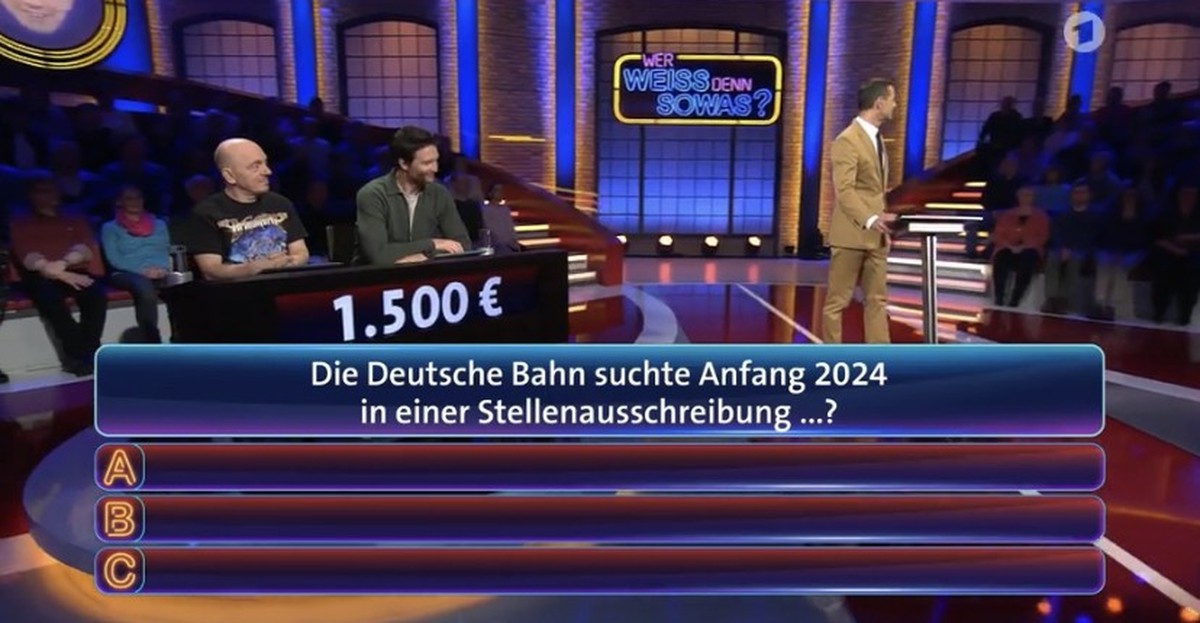 Kai Pflaume blickt ins Publikum, als Gelächter ausbricht.