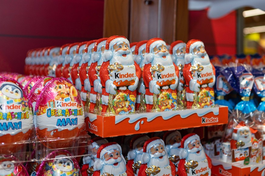 Deutschland 29. November 2022: Im Bild: Schokoladen der Kinder Schokolade werden zur Weihnachtszeit auch als Schokoladennikoläuse oder Schokoladen-Weihnachtsmänner angeboten. Das Süßwarenprodukt, Kind ...