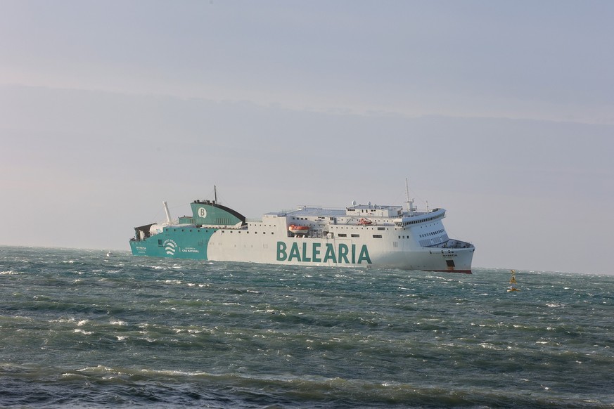 dpatopbilder - 17.01.2023, Spanien, Palma de Mallorca: Die Fähre «Hypatia de Alejandria» der Reederei Balearia schaukelt mit den starken Wellen vor der Küste Mallorcas. Auf Mallorca herrscht Alarmbere ...