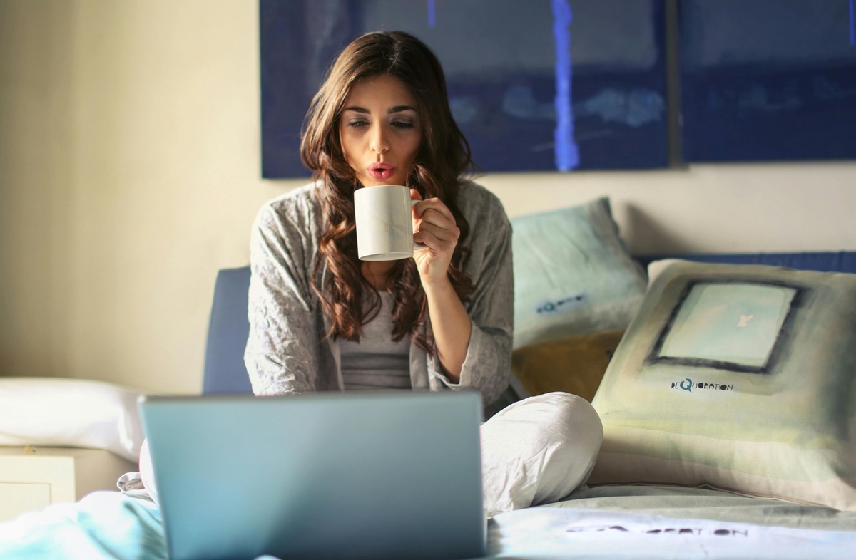 Foto von Andrea Piacquadio: https://www.pexels.com/de-de/foto/frau-in-grauer-jacke-sitzt-auf-bett-benutzt-grauen-laptop-935743/