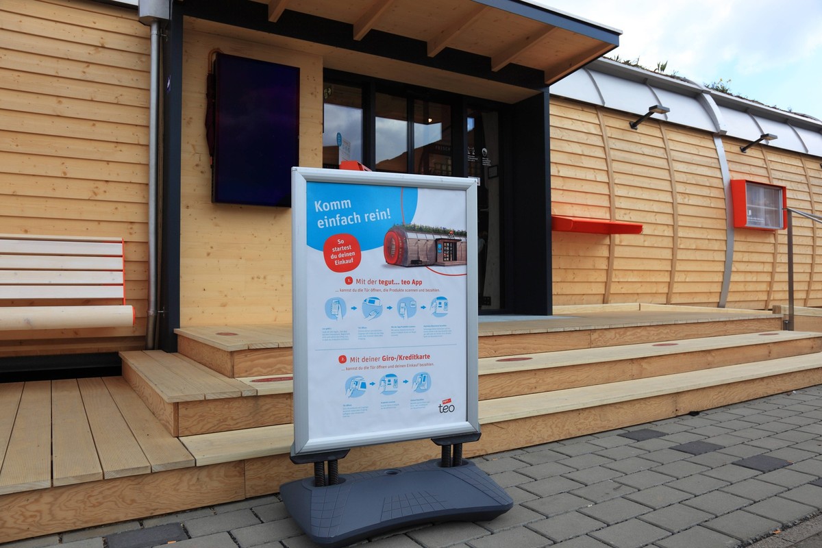 digitaler Selbstbedienungsladen Teo der Firma Tegut, hier in Rasdorf im Landkreis Fulda, Hessen, Deutschland 1f-840117