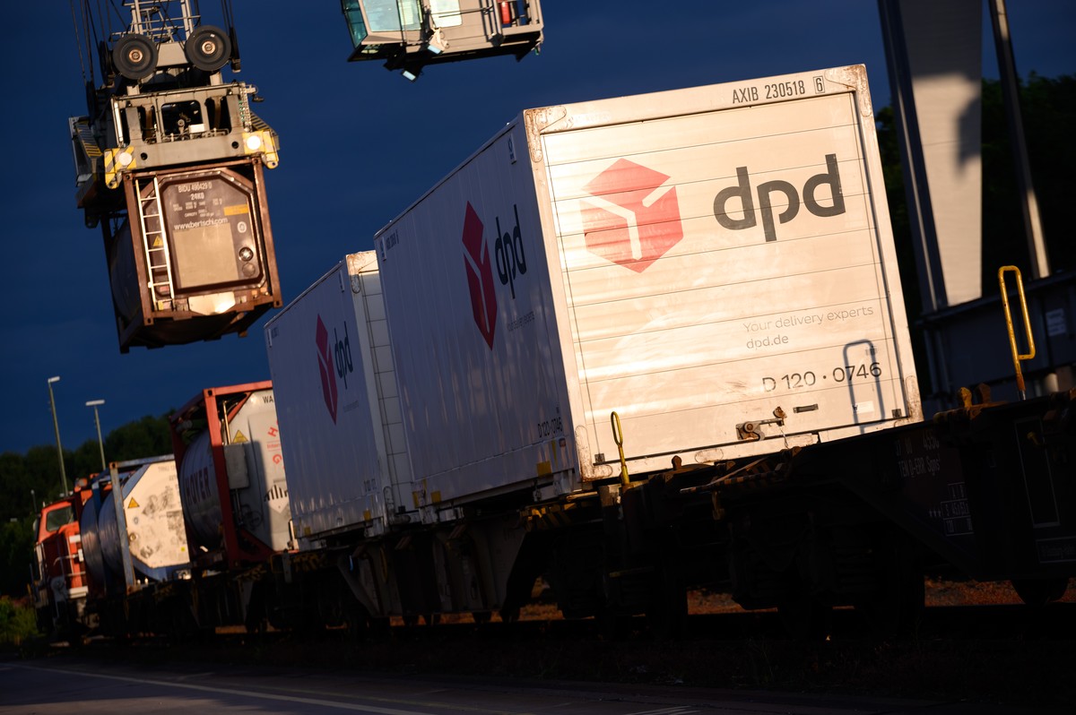 30.05.2022, Hamburg: Die zwei ersten DPD-Container stehen auf einem G
