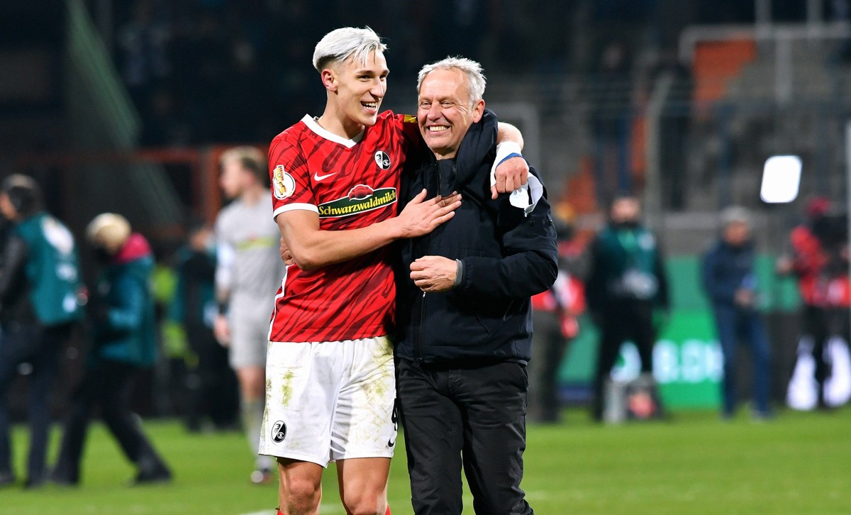 Sport Bilder des Tages Fussball, DFB-Pokal Viertelfinale Deutschland, Herren, Saison 2021/2022, Vonovia Ruhrstadion Bochum, VfL Bochum blau - SC Freiburg rot 1:2 n.V. Schlussjubel Nico Schlotterbeck S ...