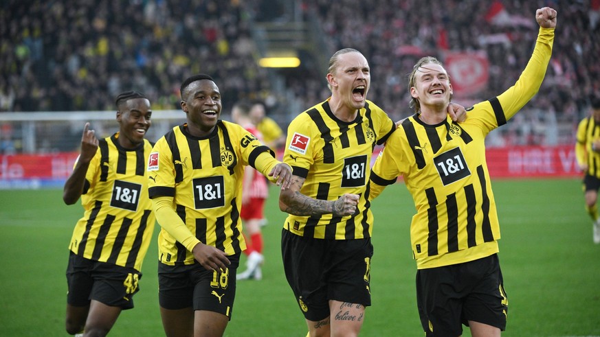 Jubel 4:1, v.re., Julian Brandt Borussia Dortmund, Marius Wolf Borussia Dortmund, Youssoufa Moukoko Borussia Dortmund, Jamie Bynoe Gittens Borussia Dortmund 04.02.2023, Fussball GER, Saison 2022 2023, ...