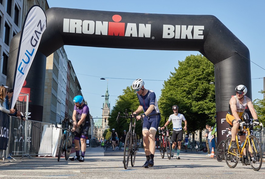 04.06.2023, Hamburg: Triathlon: Europameisterschaft, Ironman, Männer. Triathleten sind auf dem Rad unterwegs. Foto: Georg Wendt/dpa +++ dpa-Bildfunk +++