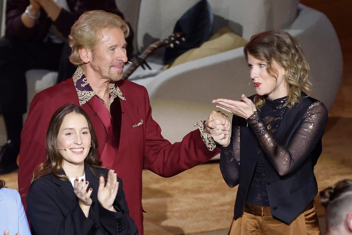 26.11.2023, Baden-W�rttemberg, Offenburg: Die Wettk�nigin Julia Reichert wirft Moderator Thomas Gottschalk bei der ZDF-Show &quot;Wetten, dass..?&quot; eine Kusshand zu. Gottschalk moderiert zum letzt ...