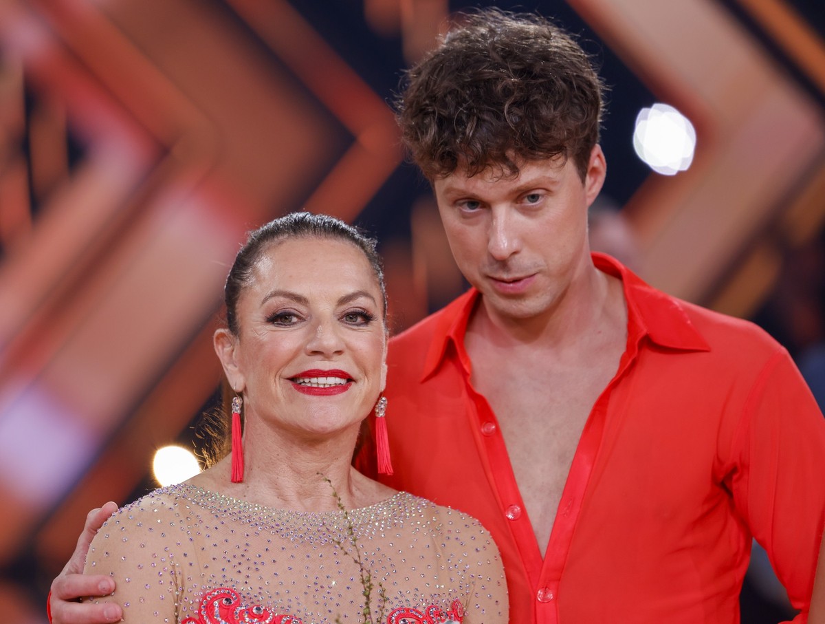 11.04.2025, Nordrhein-Westfalen, Köln: Christine Neubauer, Schauspielerin, und Valentin Lusin, Profitänzer, stehen in der RTL-Tanzshow «Let&#039;s Dance» im Coloneum. Dieses Tanzpaar muß die Show verl ...