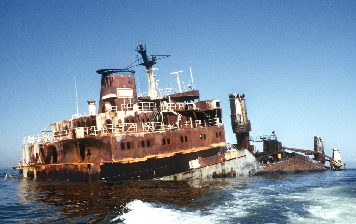 ARCHIV - 27.05.1999, Schleswig-Holstein, Amrum: Das Wrack des Frachters