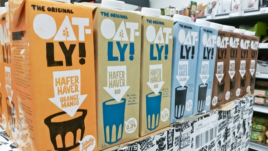 Verschiedene Haferdrinks von Oatly in einem Supermarkt Oat-Ly Oatly Hafermilch Haferdrink Hafergetränk Hafer-Getränk Getreidemilch Milchersatz vegane Kost vegan Veganismus pflanzliches Getränk Nahrung ...