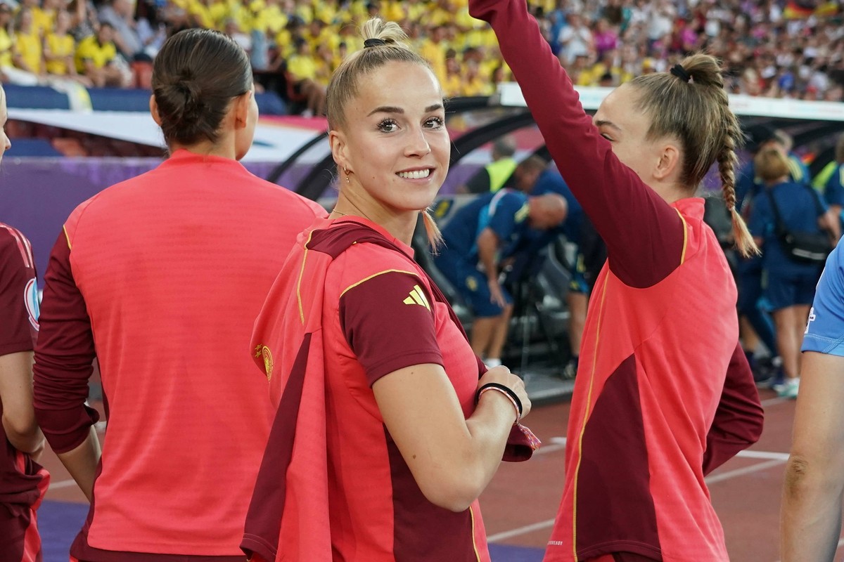 Die verletzte Giulia Gwinn Deutschland, 7 - Z�rich 12.07.2025: Deustchland vs. Schweden, Letzigrund, Womens Euro 2025, Gruppe C, 3. Spieltag *** The injured Giulia Gwinn Germany, 7 Zurich 12 07 2025 G ...