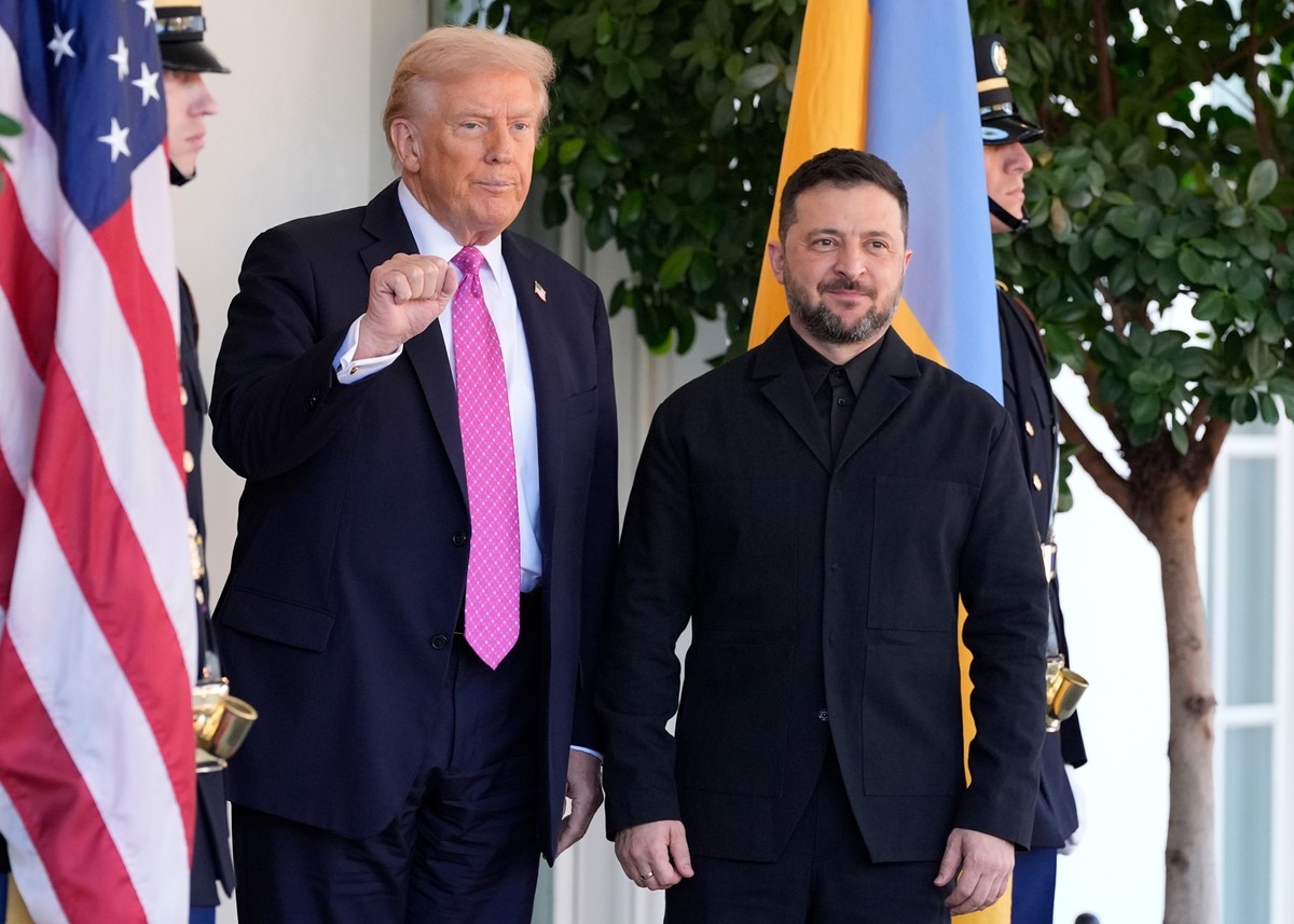 dpatopbilder - 17.10.2025, USA, Washington: US-Präsident Donald Trump (l) gestikuliert neben dem ukrainischen Präsidenten Wolodymyr Selenskyj beim Empfang im Weißen Haus. Foto: Alex Brandon/AP/dpa +++ ...
