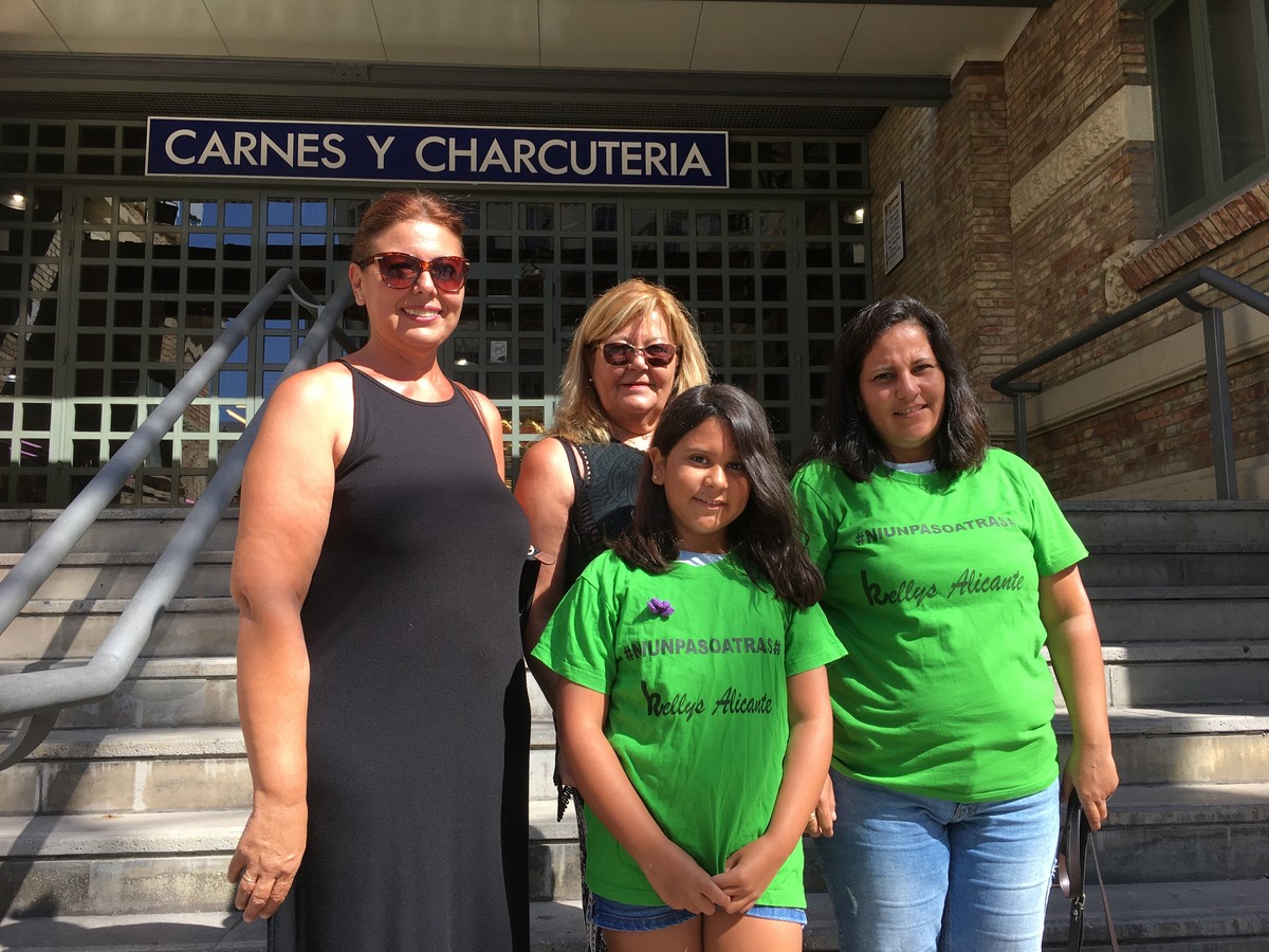 Die Zimmermädchen Amalia (l-r), Maria und Vicky sowie Vickys Tocher (vorne) stehen vor der Markthalle in Alicante