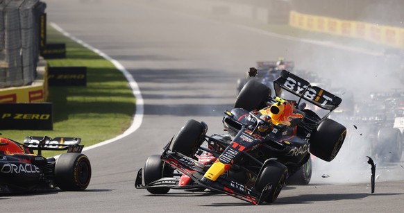 Formula 1 2023: Mexico City GP AUTODROMO HERMANOS RODRIGUEZ, MEXICO - OCTOBER 29: Charles Leclerc, Ferrari SF-23, and Sergio Perez, Red Bull Racing RB19, make contact at the start causing the Mexican  ...