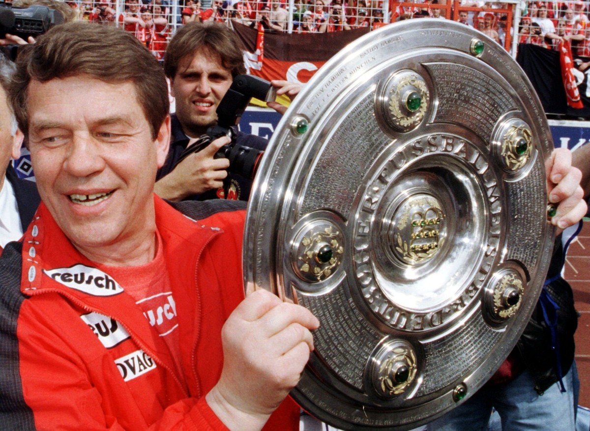 ARCHIV - 09.05.1998, Hamburg: Fu�ball: Bundesliga, 34. Spieltag, Hamburger SV - 1. FC Kaiserslautern im Hamburger Volksparkstadion. Otto Rehhagel, Trainer des 1. FC Kaiserslautern, jubelt mit der Meis ...