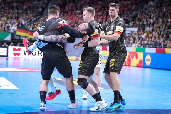 14.01.2024, EHF EURO 2024, M�nner Europameisterschaft Handball, Mercedes-Benz-Arena in Berlin, Deutschland - Nordmazedonien: Kein Durchkommen gegen die Abwehr von Jannik Kohlbacher Deutschland, Justus ...