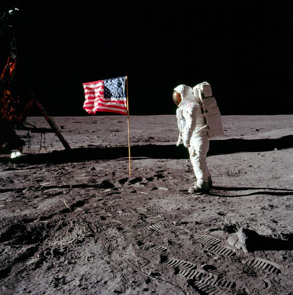 Buzz Aldrin mit der US-Flagge auf dem Mond. Er hat sie mit Neil Armstrong aufgestellt.