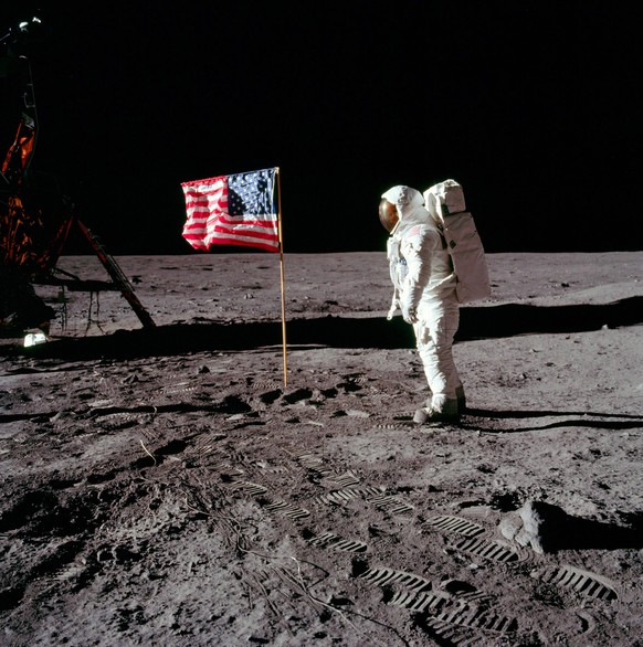 Buzz Aldrin mit der US-Flagge auf dem Mond. Er hat sie mit Neil Armstrong aufgestellt.