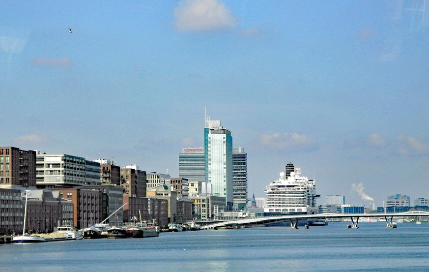 Amsterdam Hafen Blick auf Kreuzfahrer-Terminal *** Amsterdam port view of cruisers terminal