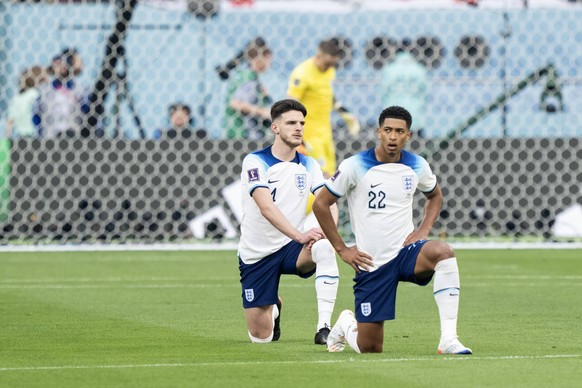 DOHA, QATAR - NOVEMBER 21: Declan Rice and Jude Bellingham of England take the knee before the FIFA World Cup, WM, Weltmeisterschaft, Fussball Qatar 2022 Group B match between England and IR Iran at K ...