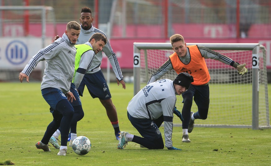 19.11.2019, FC Bayern Muenchen Training, Saebenerstrasse Muenchen, Fussball, im Bild: Michael Cuisance FCB, Thomas Mueller FCB, Jerome Boateng FCB, Benjamin Pavard FCB und Ron-Torben Hoffmann FCB ***  ...