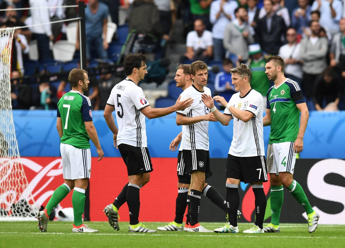 EURO 2016, Deutschland Schlussjubel Fussball, Herren, Saison 2015/16, EM 2016 in Frankreich, Gruppe C (3. Spieltag) in Paris, Nordirland - Deutschland, v. l. Mats Hummels (Deutschland), Thomas M�ller  ...