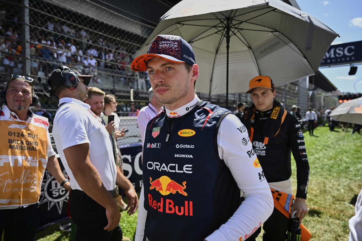 29.06.2025, Österreich, Spielberg: Motorsport: Formel-1-Weltmeisterschaft, Grand Prix von Österreich, Rennen: Red Bull-Pilot Max Verstappen aus den Niederlanden steht vor dem Großen Preis von Österrei ...