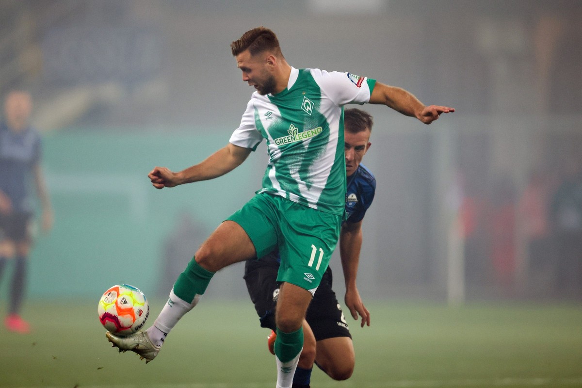 19.10.2022, Nordrhein-Westfalen, Paderborn: Fußball: DFB-Pokal, SC Paderborn 07 - Werder Bremen, 2. Runde, Home Deluxe Arena. Paderborns Uwe Hünemeier (r) im Kampf um den Ball mit Bremens Niclas Füllk ...