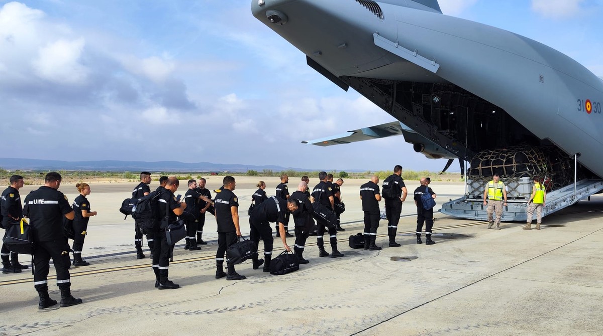 HANDOUT - 10.09.2023, Spanien, Zaragoza: Dieses von der militärischen Notfalleinheit (UME) aufgenommene und vom spanischen Verteidigungsministerium zur Verfügung gestellte Foto zeigt eine militärische ...