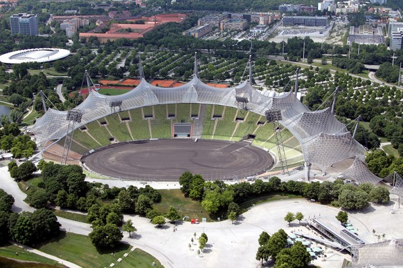 ARCHIV - 25.05.2011, NA, M�nchen: ARCHIV - Das Olympiastadion, aufgenommen am 26.05.2011 vom Fernsehturm im Olympiapark M�nchen (Bayern). Der Architekt Frei Otto, Sch�pfer der Zeltdachkonstruktion des ...