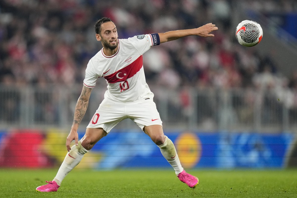 Turkey&#039;s Hakan Calhanoglu controls the ball during the Euro 2024 group D qualifying soccer match between Croatia and Turkey at the Opus Arena in Osijek, Croatia, Thursday, Oct. 12, 2023. (AP Phot ...