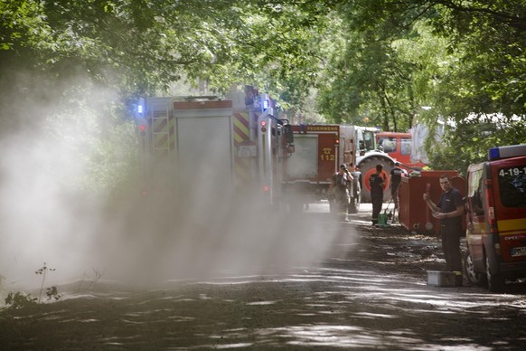 18.06.2022, Brandenburg, Treuenbrietzen: Die Feuerwehr ist in einem Waldstück im Ortsteil Frohnsdorf bei einem Waldbrand im Einsatz. Der Brand zwischen Treuenbrietzen und Jüterborg im Landkreis Potsda ...