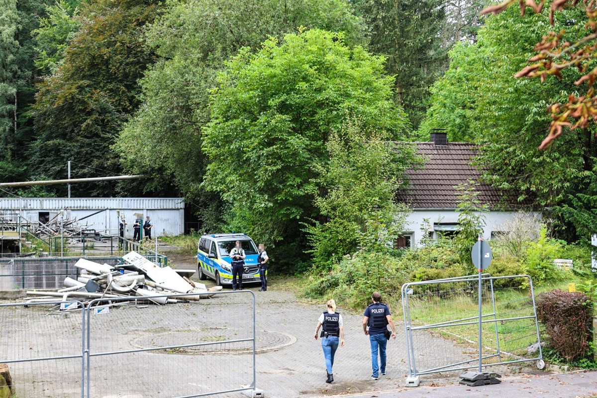 08.09.2024, Nordrhein-Westfalen, Iserlohn: Polizeibeamte ermitteln auf einem Gelände zum Fall eines Sexualdelikts, bei dem die Polizei einen politischen Hintergrund nicht ausschließt. Am Vorabend hätt ...