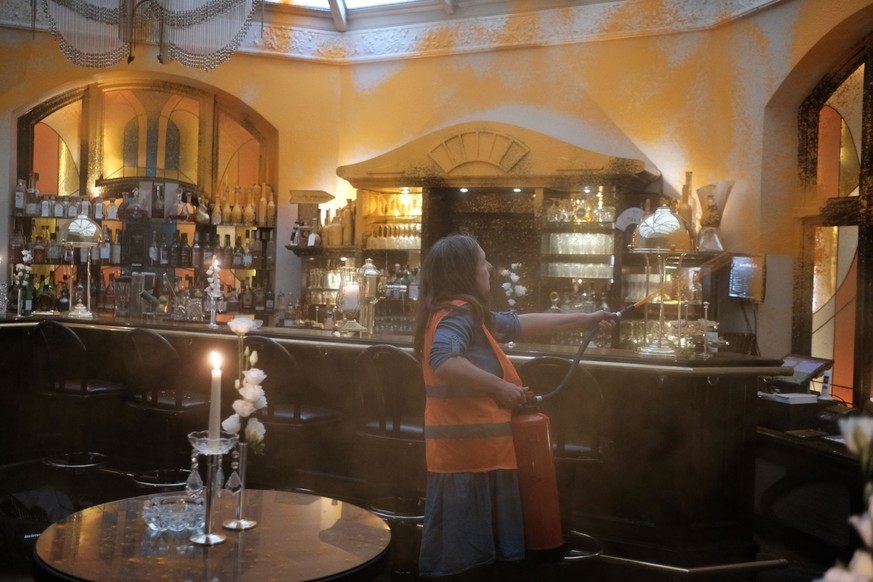 Die Letzte Generation hat eine Bar in einem Sylter Hotel in orange Farbe getaucht.