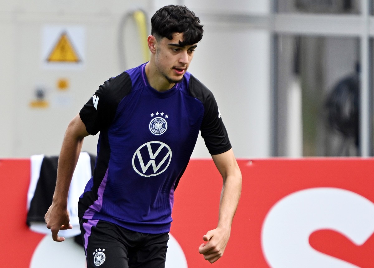 ARCHIV - 06.06.2024, Bayern, Herzogenaurach: Fußball: Nationalmannschaft, vor dem EM-Test gegen Griechenland, Training. Aleksandar Pavlovic in Aktion während des Trainings. zu dpa: «Pavlovic verpasst ...
