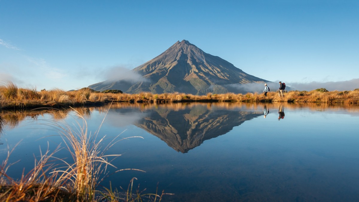 Der Berg Taranaki in Neuseeland liegt spektakulär.