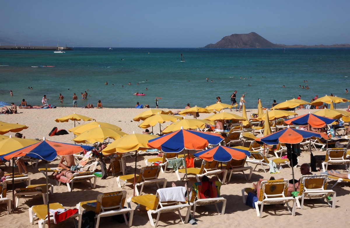Bildnummer: 52732227 Datum: 18.08.2008 Copyright: imago/Jochen Tack
Strand mit Sonnenliegen in Corralejo auf Fuerteventura - Spanien, Landschaft , Personen; 2008, Fuerteventura, Kanarische Inseln, Ka ...