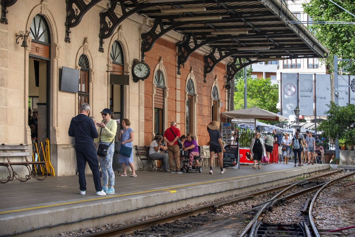 Placa d Espanya train station. Tren de Soller train vintage historic train that connects Palma de Mallorca to Soller, Majorca, Balearic Islands, Spain, Mediterranean, Europe. The Ferrocarril de Solle ...