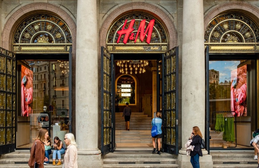 BARCELONA, SPAIN - 2022/09/30: The logo of the fast fashion clothing brand H&amp;M is seen on top of store entrance. (Photo by Davide Bonaldo/SOPA Images/LightRocket via Getty Images)